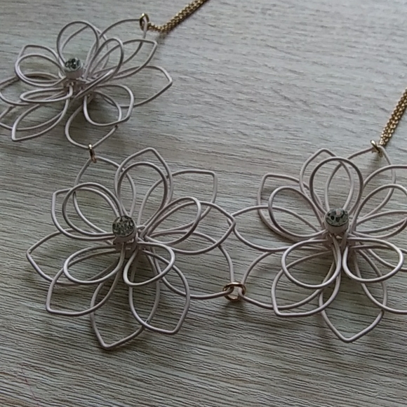 Flower Statement Necklace Pink - Picture 2 of 3